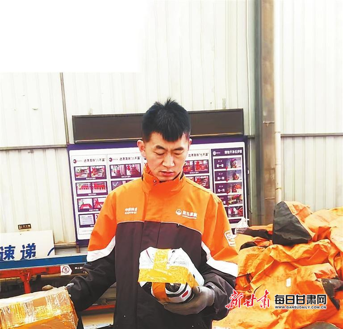 杨天虎在分拣快递。本文图片由受访者提供