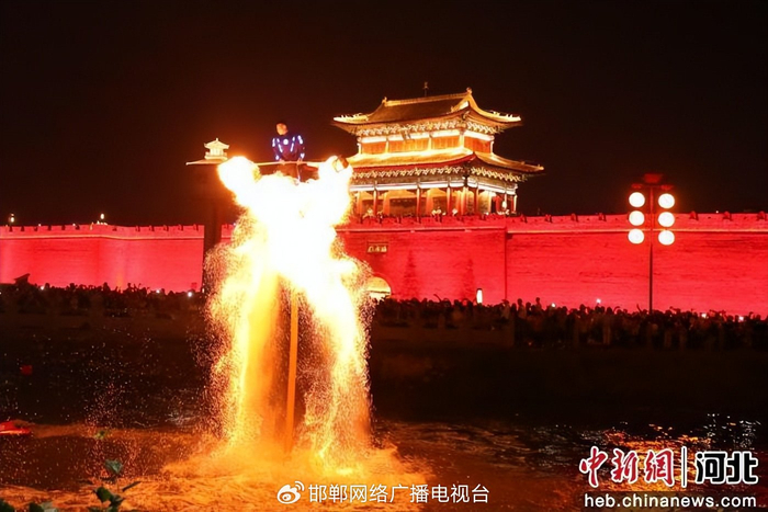 图为水上飞人表演。薛志朋 摄