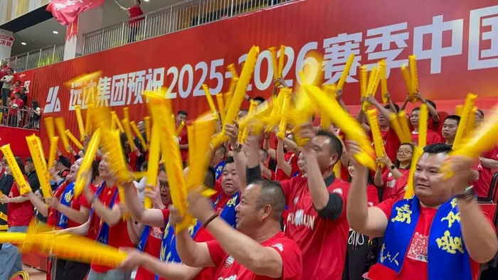 富顺球迷观赛氛围热烈