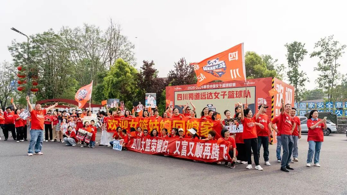 富顺民众夹道欢迎四川女篮载誉归来