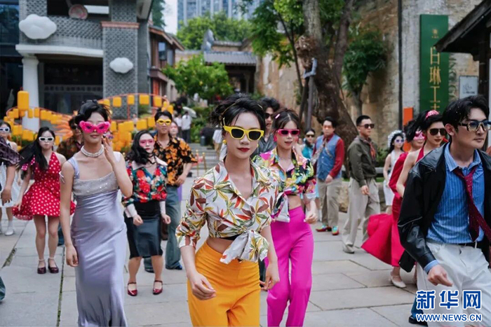 “八零九零”花样互动巡游。新华网发（福州名城保护开发有限公司供图）