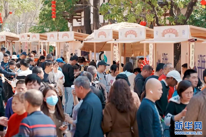 梁厝特色历史文化街区烟火市集。新华网发（福州名城保护开发有限公司供图）