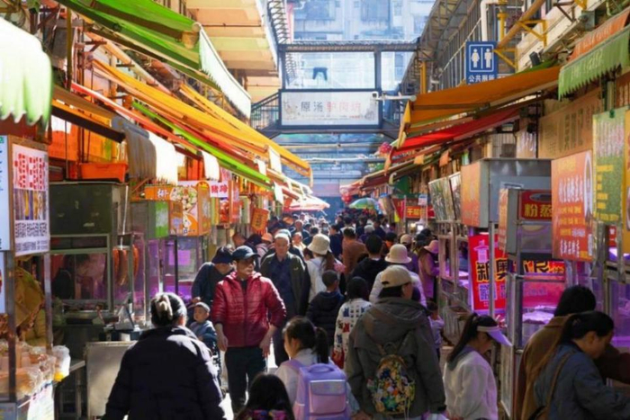 　　2月2日，云南省昆明市大观篆新农贸市场熟食区域热闹非凡。新华网发（赵普凡摄）