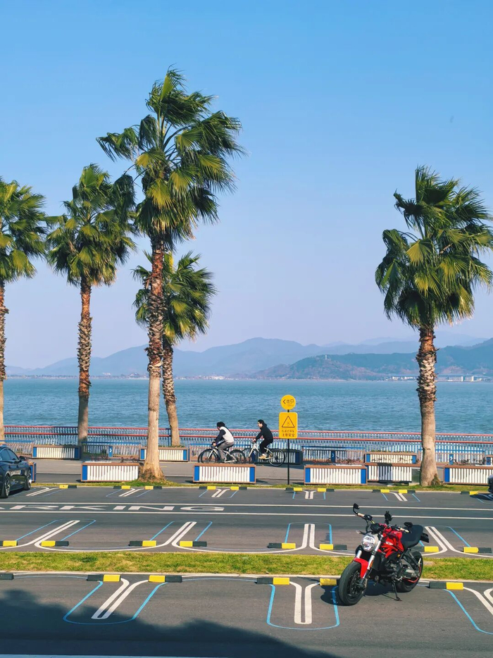宁波东钱湖南岸停车场。