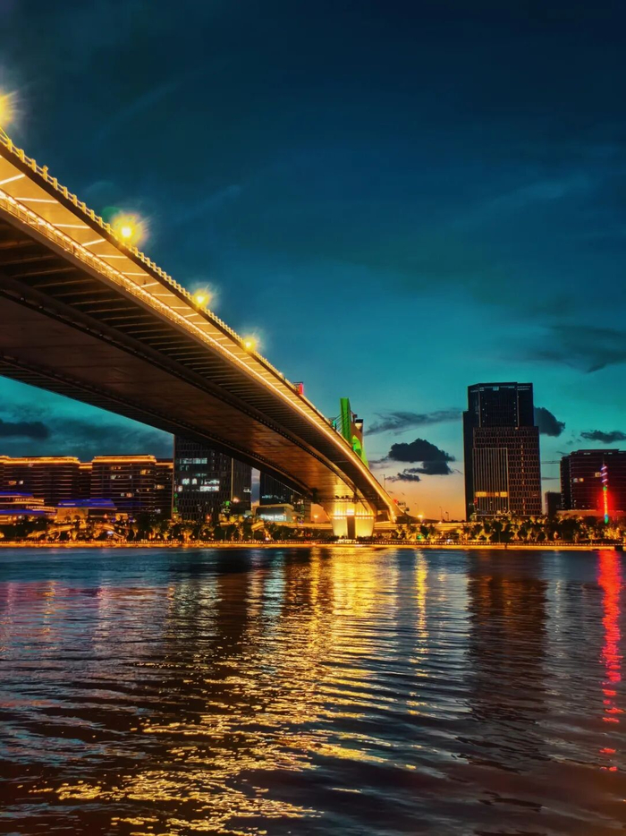 中兴大桥夜景。