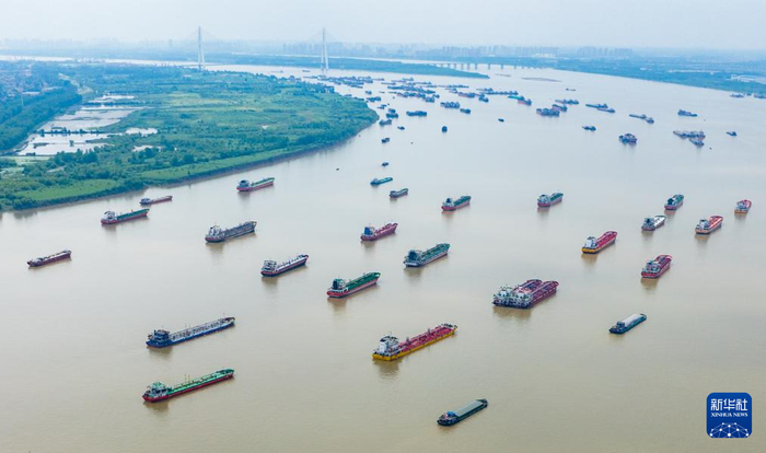 2024年6月1日，船舶在湖北武汉阳逻港区水域行驶（无人机照片）。新华社记者 杜子璇 摄