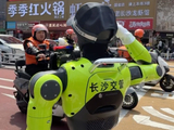 五一长沙有多宠游客？铁骑巡逻，无人机巡防，长沙交警将红绿灯都调成了“假期”模式
