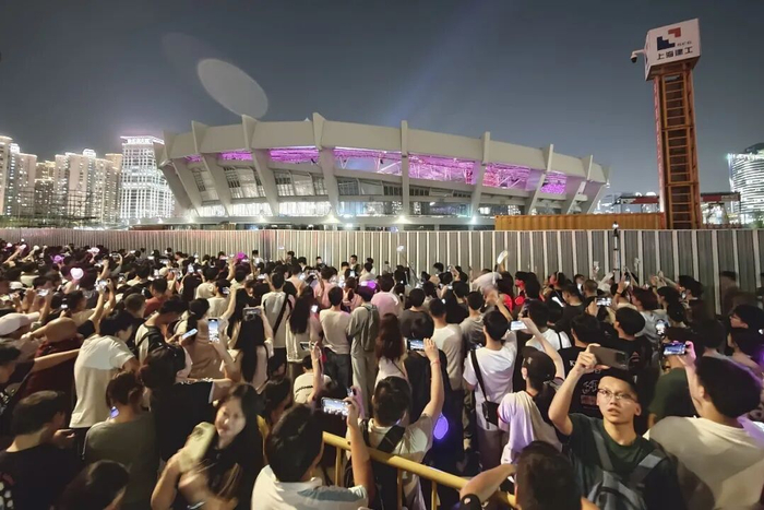 2025年10月11日，周杰伦上海演唱会，众多场外歌迷隔着围栏聆听音乐会↑