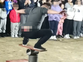 上海街头突然出现！男子赤裸上身做出惊险动作，还有蟒蛇表演，兜售“三无”药酒…十几年前老把戏卷土重来？官方提醒