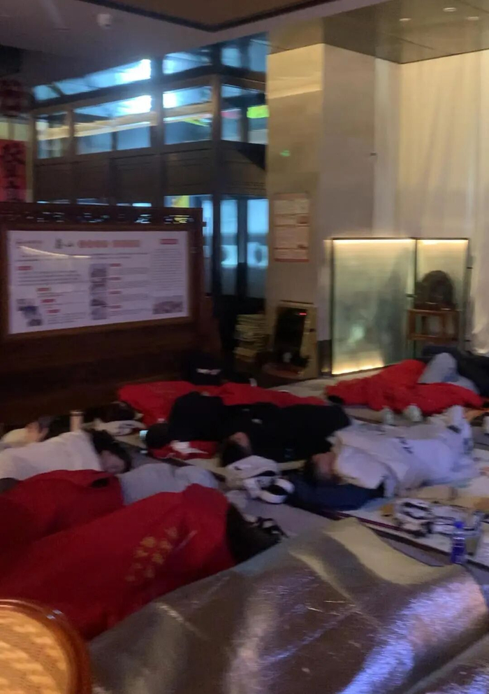 酒店大堂睡满打地铺的游客
