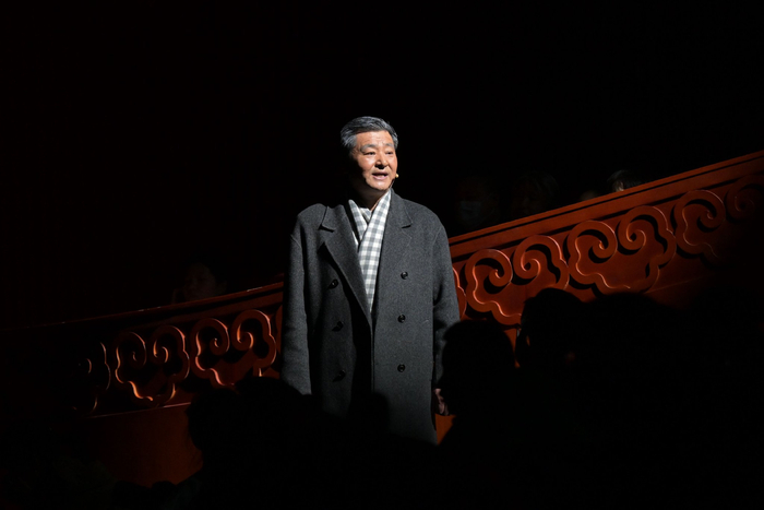 该剧以双时空舞台创新呈现。