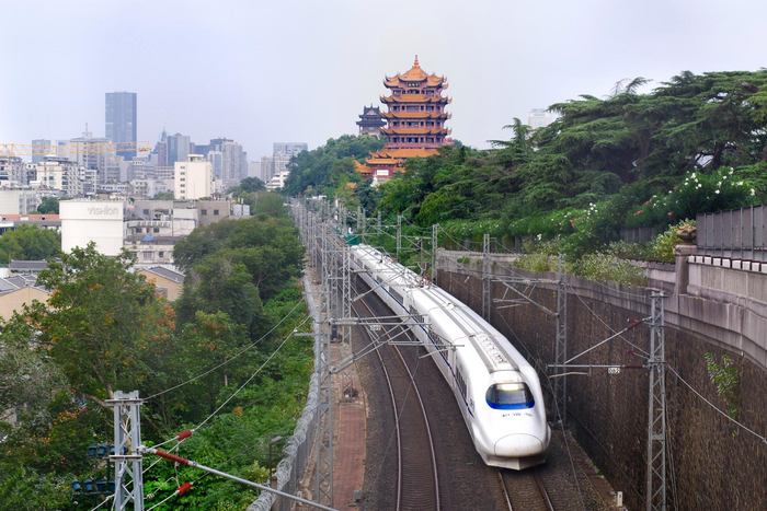 2025年8月1日，一列和谐号列车从武汉黄鹤楼下驶过。路雨轩/摄影