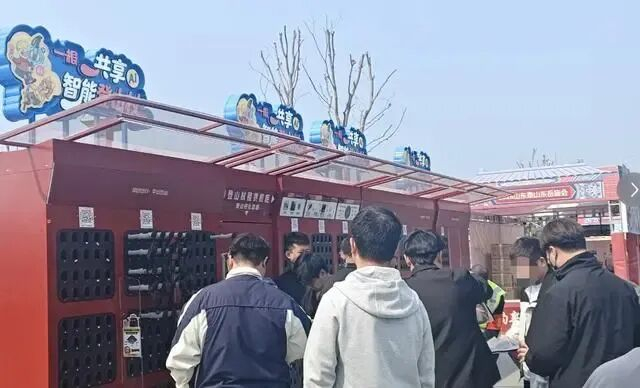 泰山推出1元“共享登山杖”。 图源网络