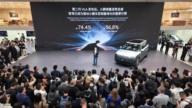图：何小鹏在2026北京车展介绍小鹏第二代VLA