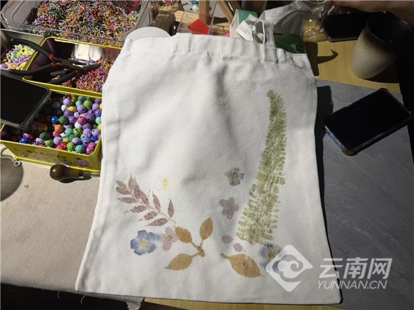 植物拓染帆布包 实习生 吴瑕 摄