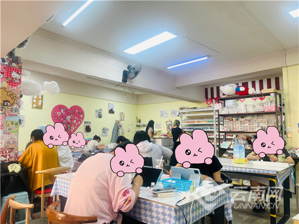 拼豆店内人气不减 记者 李亭亭 摄