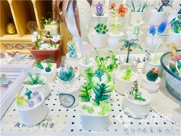 玻璃手作成品 记者 李亭亭 摄