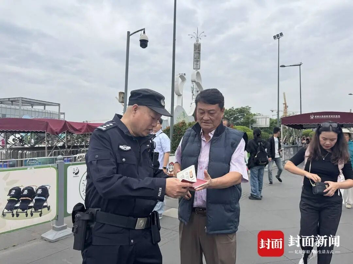 游客咨询杨勇买票事宜
