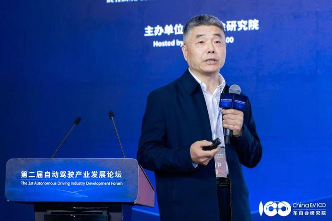 ▲国家邮政局政策法规司原副司长靳兵
