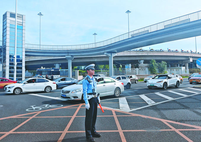 4月30日，北京交警在北京南站交通枢纽执勤。（北京市公安局供图）​