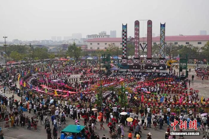 图为云南省德宏州瑞丽市举行的目瑙纵歌活动。中新网记者 刘冉阳 摄
