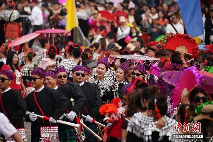 图为各族民众身着节日盛装纵情歌舞，共同欢庆目瑙纵歌。中新网记者 刘冉阳 摄