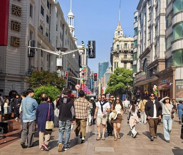 假期首日，南京路步行街客流密集。 李宝花 摄