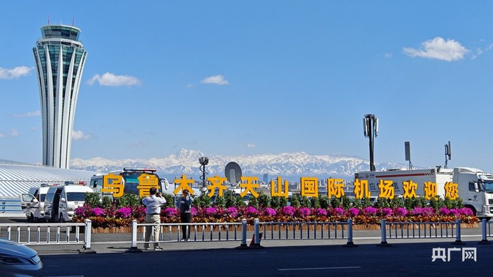 　旅客在机场拍照留念  （央广网记者  姜茸  摄）