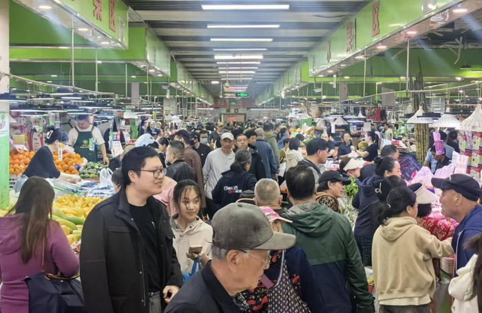 　　4月22日，市民在北京市东城区新民菜市场购物。新华网记者 袁晗 摄