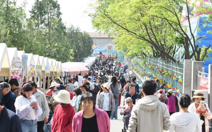 5月1日，昌平区南口镇花塔村举办“一寺千年·花塔有约”主题市集。昌平区供图