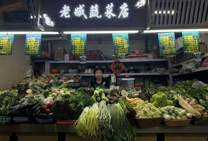 　　4月22日，北京市丰台区方庄市场蔬菜商户正忙着将新到的时令蔬菜码放整齐。新华网记者 刘璐 摄