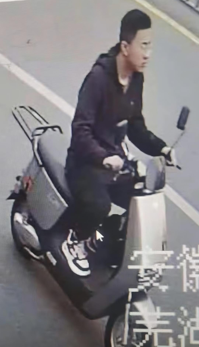 ▲监控拍下周能骑电瓶车回乡下路上的画面