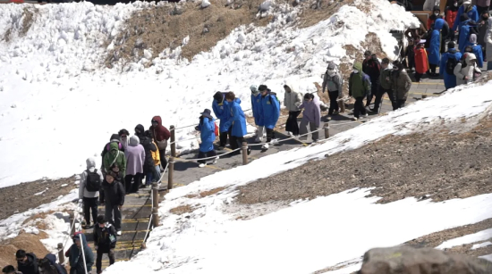 　　山风吹过，冰雪之巅的寒意与阳光的暖意交织，令人心旷神怡。来自全国各地的游客纷纷驻足拍照，感叹这湖嵌雪山之巅的壮阔景象。