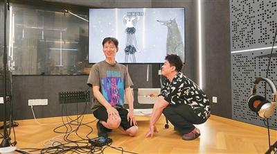 杨皓宇（左）、康春雷在《燃比娃》配音工作现场。出品方供图