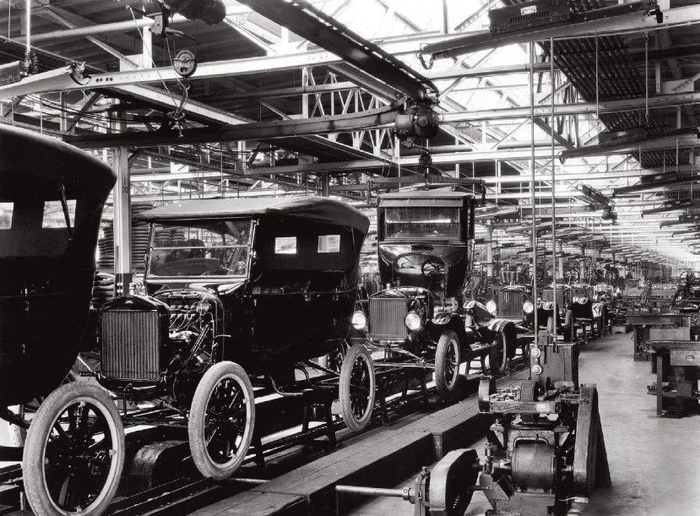 ▲1920年代福特汽车厂在生产T型车，由于采用了装配流水线，1925年达到每10秒钟生产一辆车