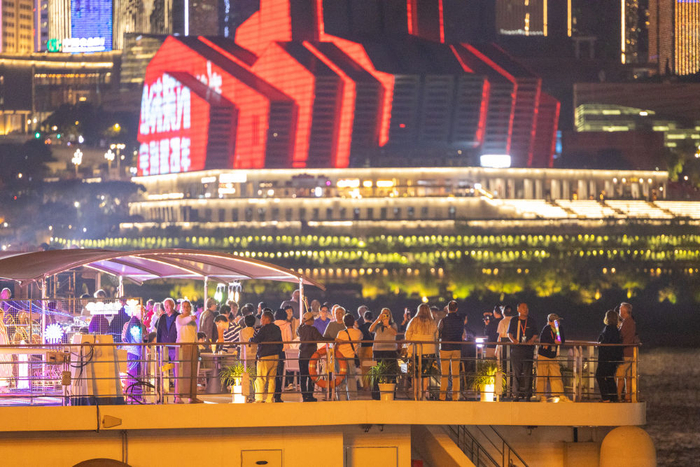 4月22日，外籍游客搭乘游轮欣赏重庆“两江四岸”的夜景。新华社记者黄伟 摄