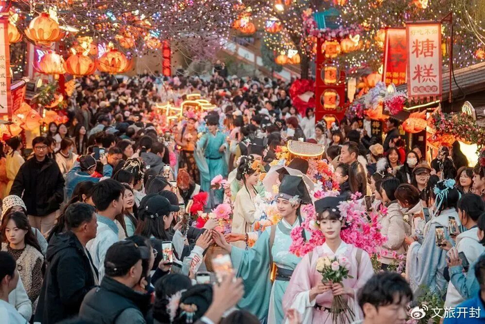 在开封清明上河园景区，近千名NPC与游客展开沉浸式互动。资料图