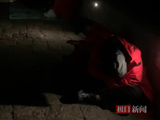 夜爬泰山看日出的游客有多拼？人人身穿御寒服、披着急救毯就地打盹，还有人高举手机半小时不放手