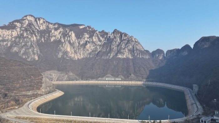图为2025年12月10日拍摄的宝泉抽水蓄能电站上水库航拍照片