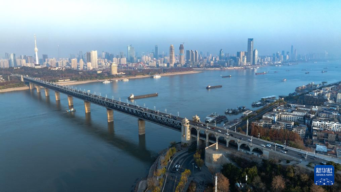 2025年12月26日，船舶行驶在长江武汉段（无人机照片）。新华社记者 肖艺九 摄