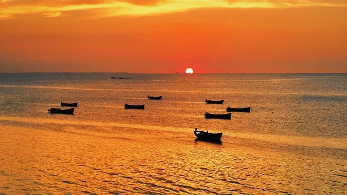 落日时分，荣山寮渔船归港。图源：海口旅游微信公众号