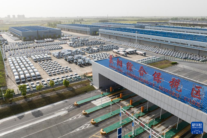 在湖北省襄阳综合保税区内，一批汽车等待出口（2025年4月23日摄，无人机照片）。新华社记者 伍志尊 摄
