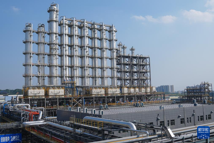 这是2024年8月20日在湖北省宜昌市拍摄的兴发集团宜昌新材料产业园有机硅生产装置。新华社记者 杜子璇 摄