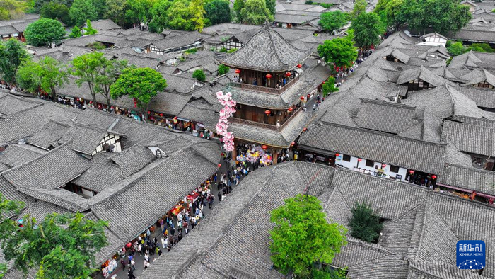 5月1日，在四川省阆中市，阆中古城街头游人如织（无人机照片）。新华社发（王玉贵摄）