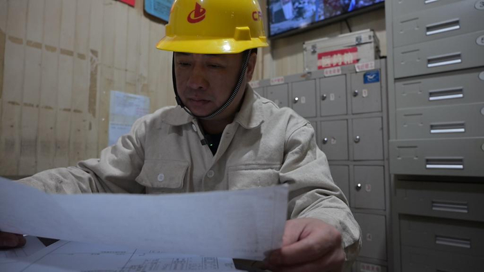 中国一重材料产业部锻造厂锻八班班长潘惠泉在研究项目设计图纸。新华社记者 张启明 摄