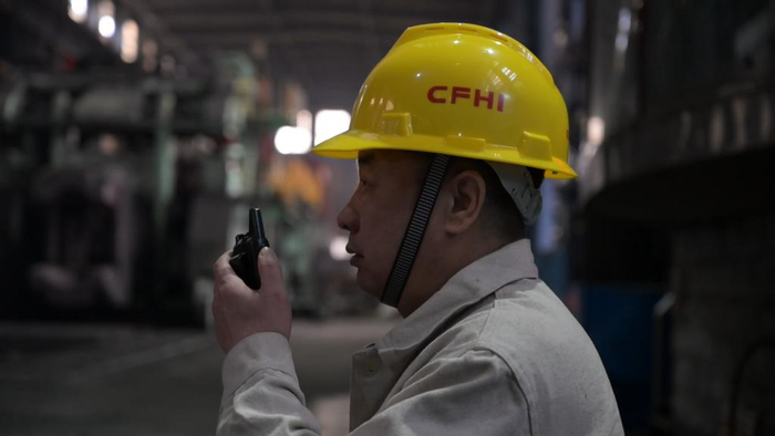 中国一重材料产业部锻造厂锻八班班长潘惠泉在现场指挥设备操作。新华社记者 张启明 摄