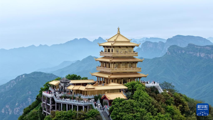 5月1日，游客在河南省济源市王屋山景区游览（无人机照片）。新华社发（段二平摄）