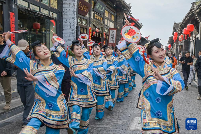 5月1日，演员在山西平遥古城内表演闺秀出游。新华社发（梁生仁摄）