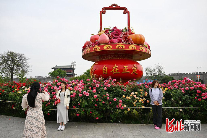 5月1日，游客在正定古城游玩。河北日报记者 史晟全摄