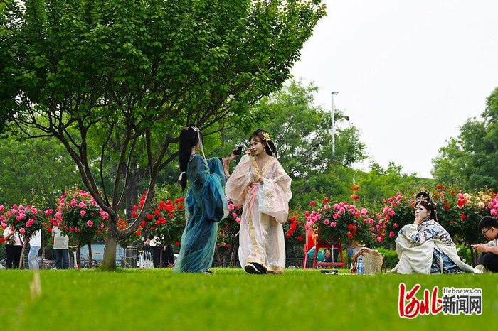5月1日，游客身着汉服在正定古城拍照。河北日报记者 史晟全摄